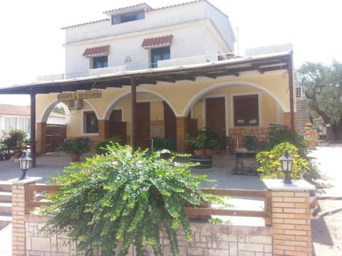 Patio, Facade/entrance
