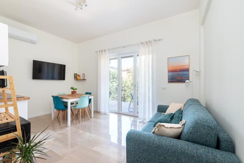 TV and multimedia, Living room, Dining area