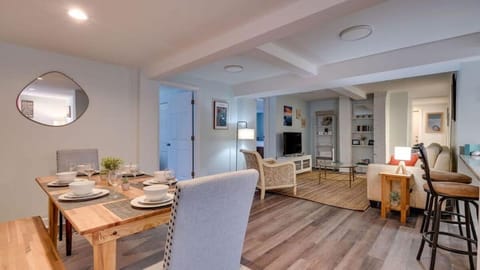 Walk to Beach! Flamingle in Fuchsia, Whole House House in Tybee Island