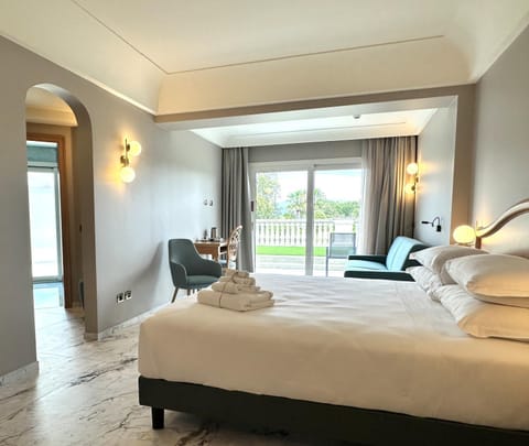 Balcony/Terrace, Photo of the whole room, Seating area, Bedroom, towels