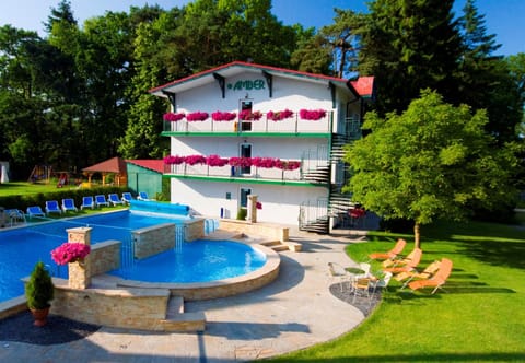 Property building, Facade/entrance, Spring, Day, Natural landscape, Garden, Garden view, Pool view, Swimming pool, sunbed