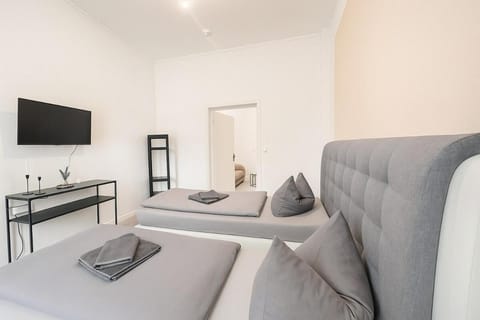 Bed, TV and multimedia, Photo of the whole room, Bedroom, towels, wardrobe