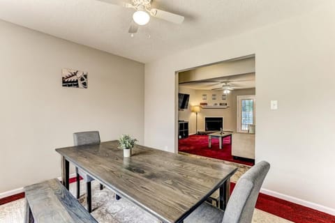 Ruby Red Reels- 15 Mins to Downtown House in Savannah