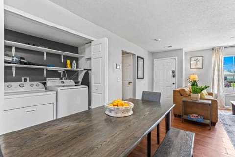 Screened Porch, Firepit, Patio! Peaceful in Pooler House in Savannah