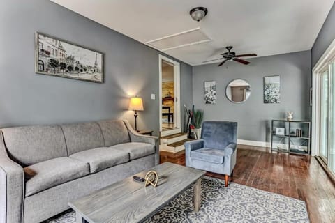 Pool House! Sweet Sunny Retreat- Main House House in Savannah