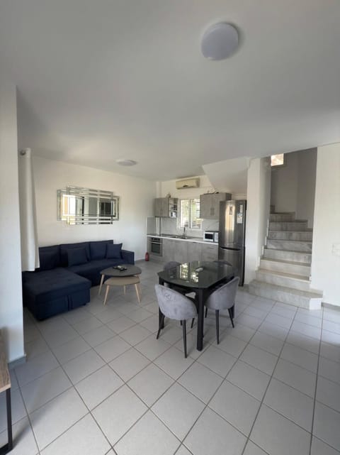 Kitchen or kitchenette, Living room, Seating area, Dining area, pet friendly, stove