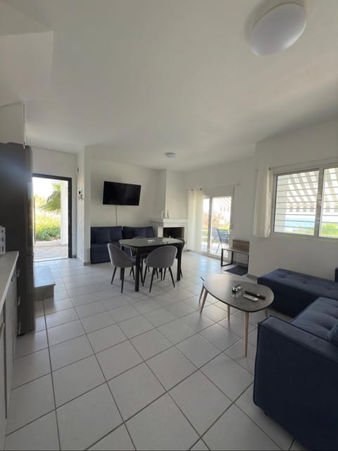 Communal lounge/ TV room, TV and multimedia, Living room, Seating area, Dining area, Evening entertainment