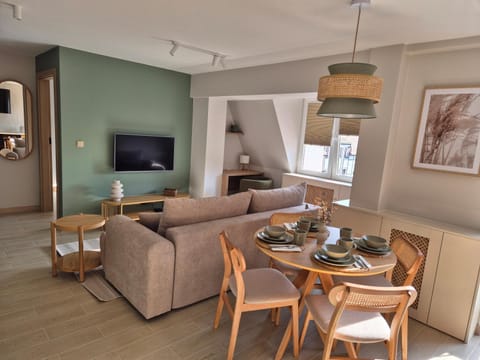 TV and multimedia, Living room, Seating area, Dining area