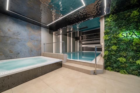 Hot Tub, Hot Tub, Spa and wellness centre/facilities, Pool view, Swimming pool, Swimming pool, Bath