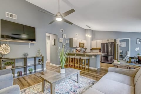 Kitchen or kitchenette, Living room, Seating area, Dining area