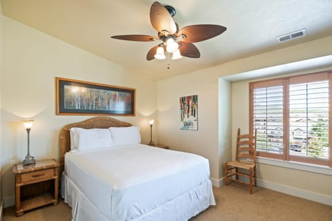 Iconic Location, Sleeps 11, Short drive to Ski and Bike Access, Private Hot Tub, View of Olympic Park Apartment in Summit Park