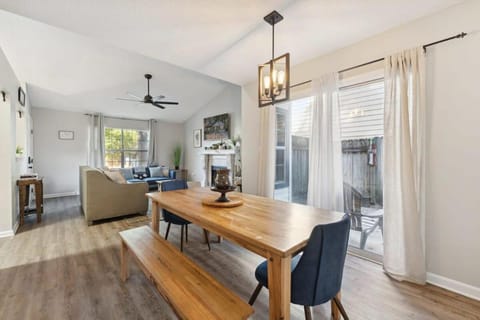 Seating area, Dining area