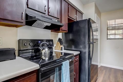 Mins to Downtown & Islands! Robinhood Cottage House in Savannah