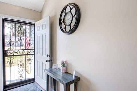 Mins to Downtown & Islands! Robinhood Cottage House in Savannah