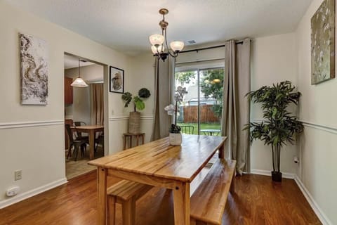 Seating area, Dining area