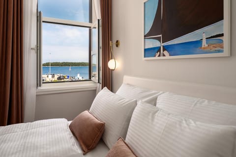 Bed, Bedroom, Sea view