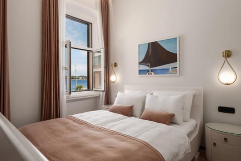 Photo of the whole room, Sea view