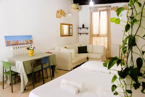 Bed, TV and multimedia, Living room, Decorative detail, Seating area, Quiet street view, heating, internet, air conditioner