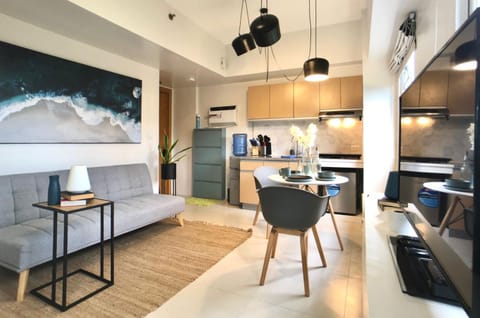 TV and multimedia, Kitchen or kitchenette, Living room, Seating area, Dining area
