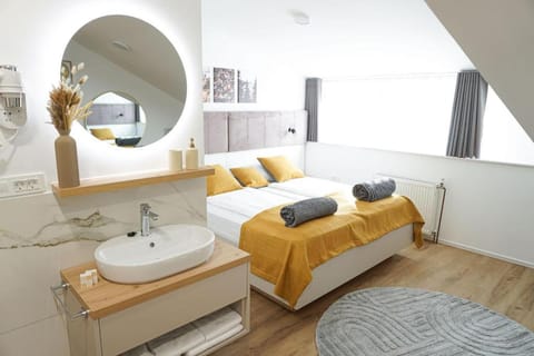 Bed, Bathroom, Photo of the whole room, Bedroom, towels