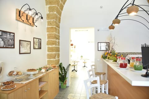 Restaurant/places to eat, Lounge or bar
