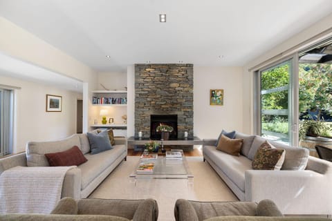 Living room, Seating area, fireplace