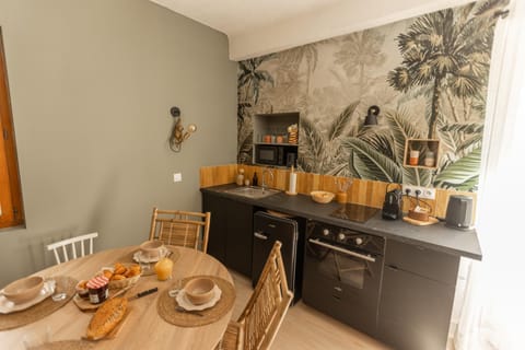Coffee/tea facilities, Kitchen or kitchenette, Food and drinks