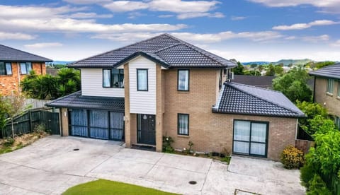 Spacious Home Near Airport House in Auckland