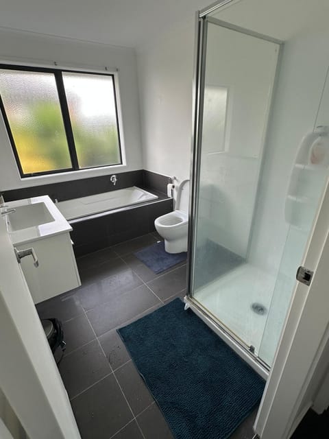 Spacious Home Near Airport House in Auckland