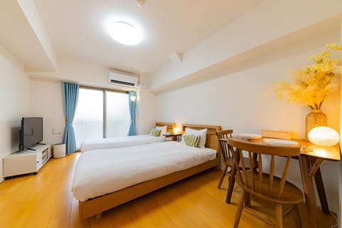 Bed, TV and multimedia, Photo of the whole room, Seating area, Dining area, air conditioner