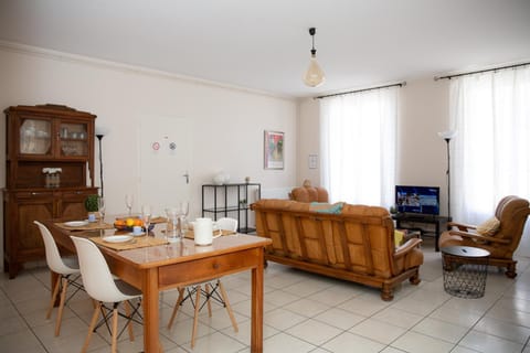 Spring, Winter, Summer, Living room, Seating area, Dining area, Autumn, Meals, children, young children, older children, Family