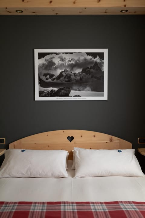 Bed, Bedroom, Guests, City view, Mountain view, River view, Street view, Quiet street view