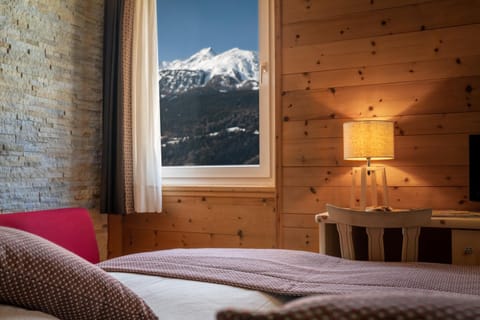 Bed, TV and multimedia, Bedroom, Guests, City view, Garden view, Mountain view, Street view, Quiet street view