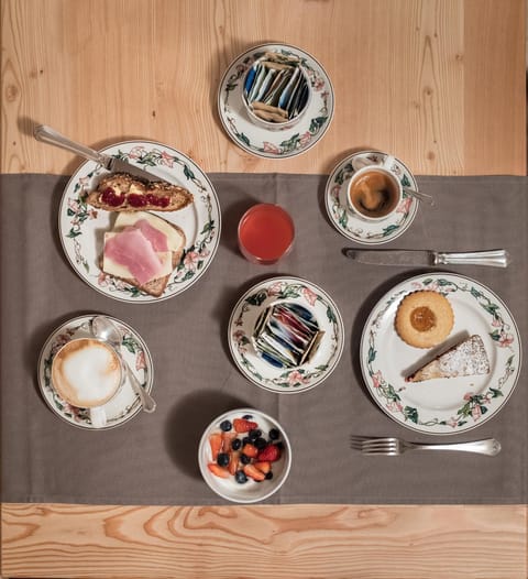 Buffet breakfast, Italian breakfast, English/Irish breakfast, Non alcoholic drinks