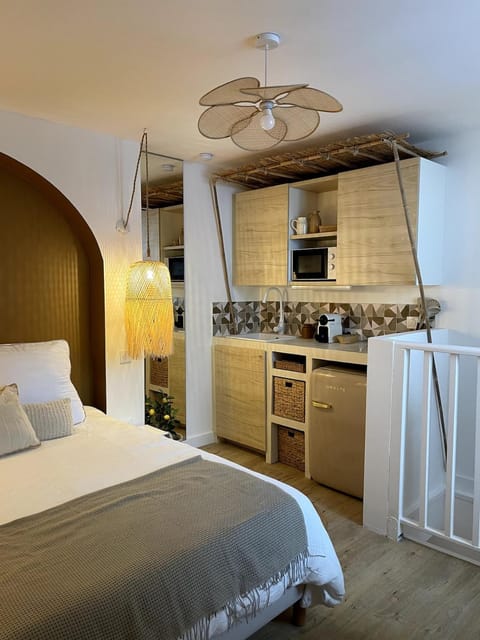 Bed, Kitchen or kitchenette, Photo of the whole room, Bedroom, pet friendly, stove