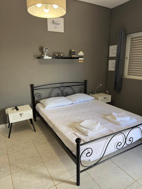 Bed, towels