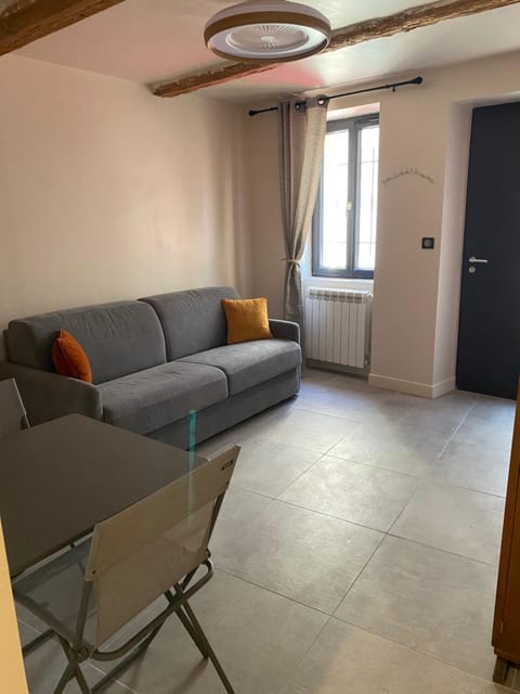 Living room, internet