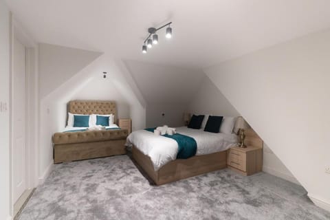 Bed, Photo of the whole room, Seating area, Bedroom