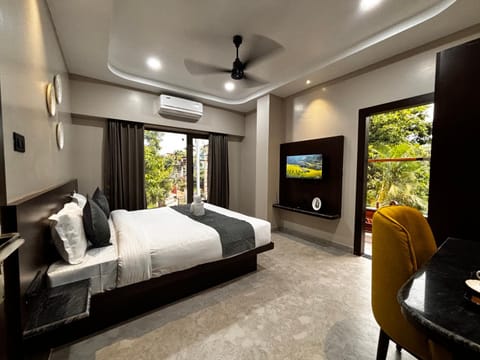 Bed, Natural landscape, TV and multimedia, Photo of the whole room, Bedroom