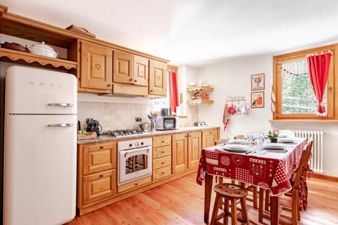 Kitchen or kitchenette, Dining area, dishwasher, oven, pet friendly, stove, toaster