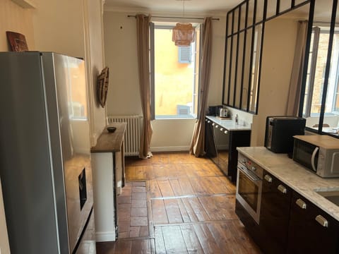 Kitchen or kitchenette, oven, stove, toaster, washing machine