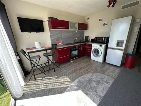 Studio avec terrasse, piscine, accès direct plage Apartment in Cannes