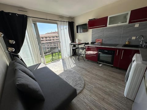 Studio avec terrasse, piscine, accès direct plage Apartment in Cannes