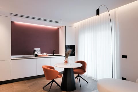 Kitchen or kitchenette, Dining area