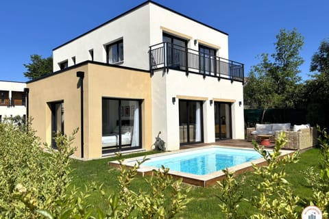 Property building, Garden view, Pool view