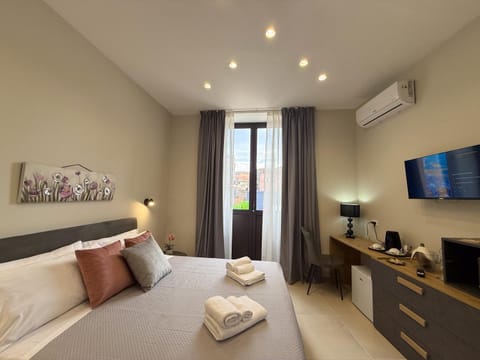 Bed, TV and multimedia, Bedroom, towels, air conditioner
