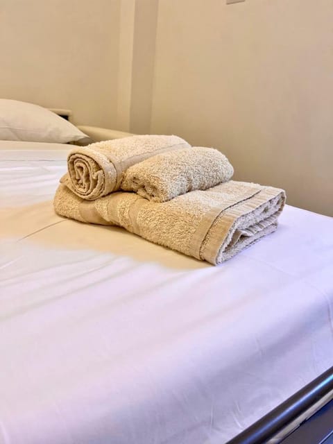 Bed, towels