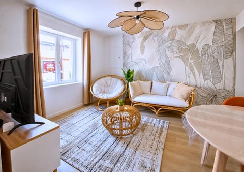 Living room, Seating area, air conditioner