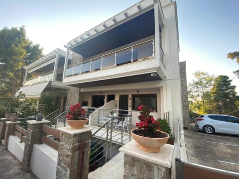 Property building, Balcony/Terrace, Parking