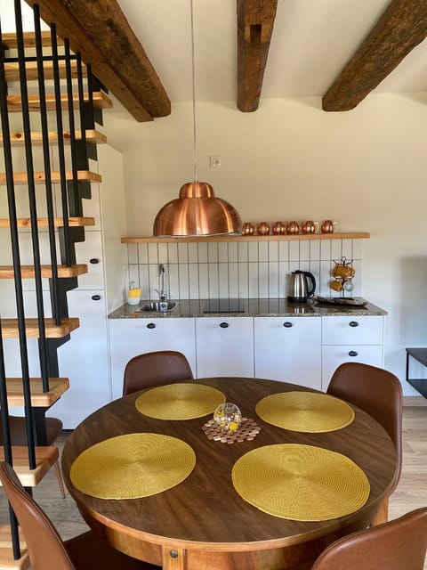 Kitchen or kitchenette, Living room, Seating area, Dining area